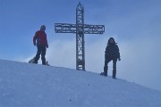 45 Alla croce di vetta del Grem (2049 m) mentre la nebbia si sta diradando...